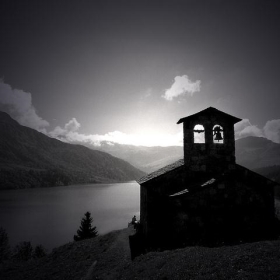 Chapelle et vue sur le lac de Roselend - Marmott73
